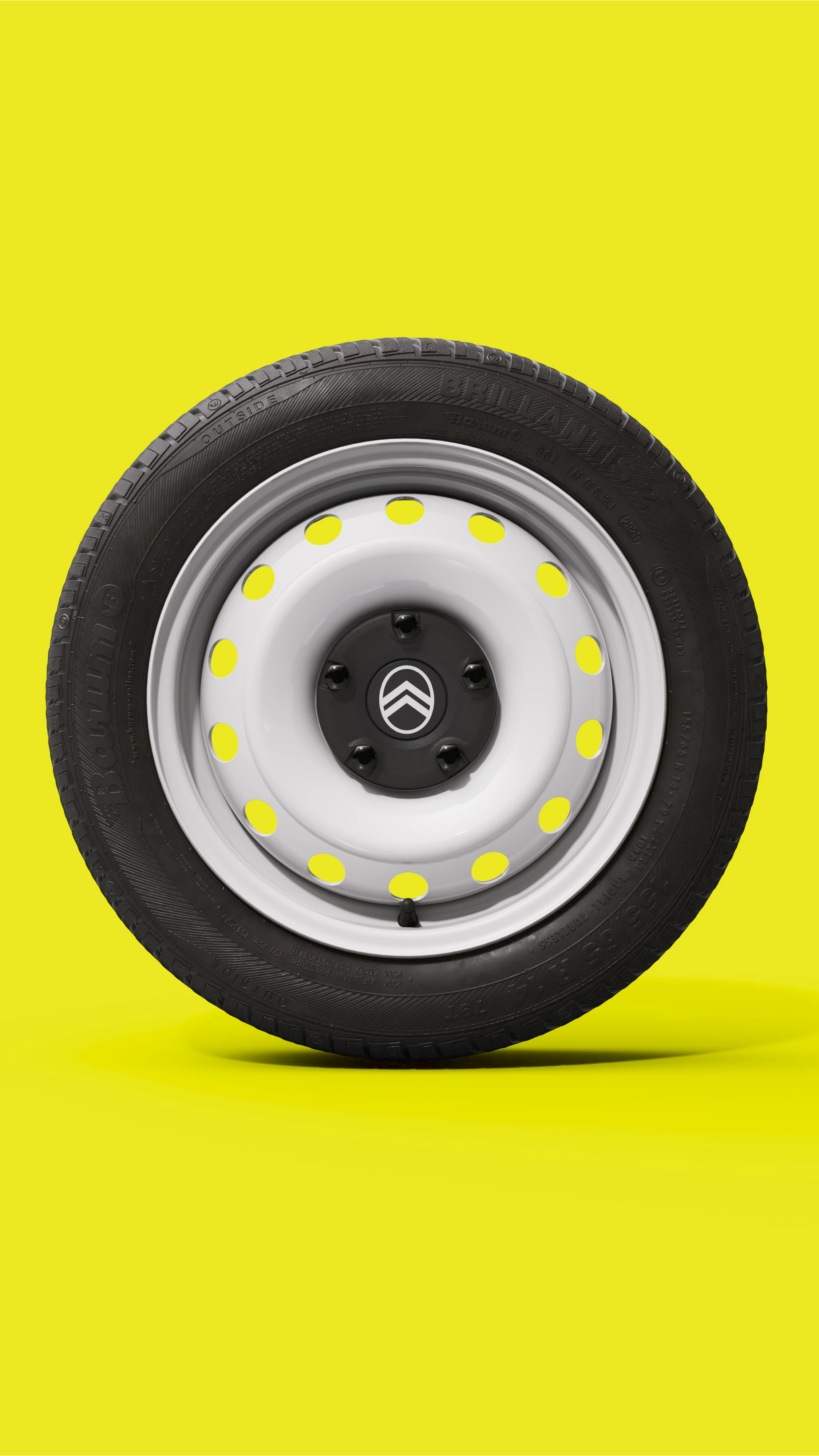 Gros plan sur les jantes de la Citroën Ami x Rip Curl électrique sans plaque d'immatriculation, jantes en acier de la Citroën Ami pour voiture électrique urbaine
