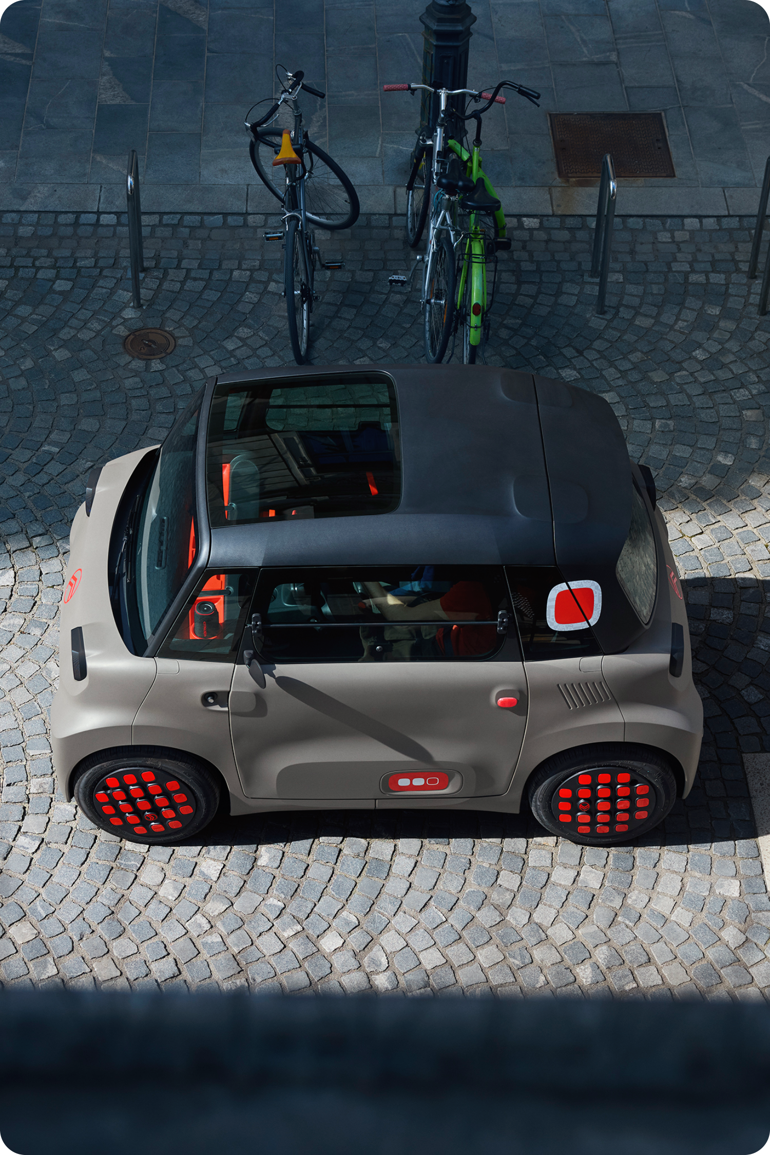 Vue de dessus de la Citroën ami, qui présente un design électrique compact, sûr et fiable offrant une liberté de mobilité urbaine innovante