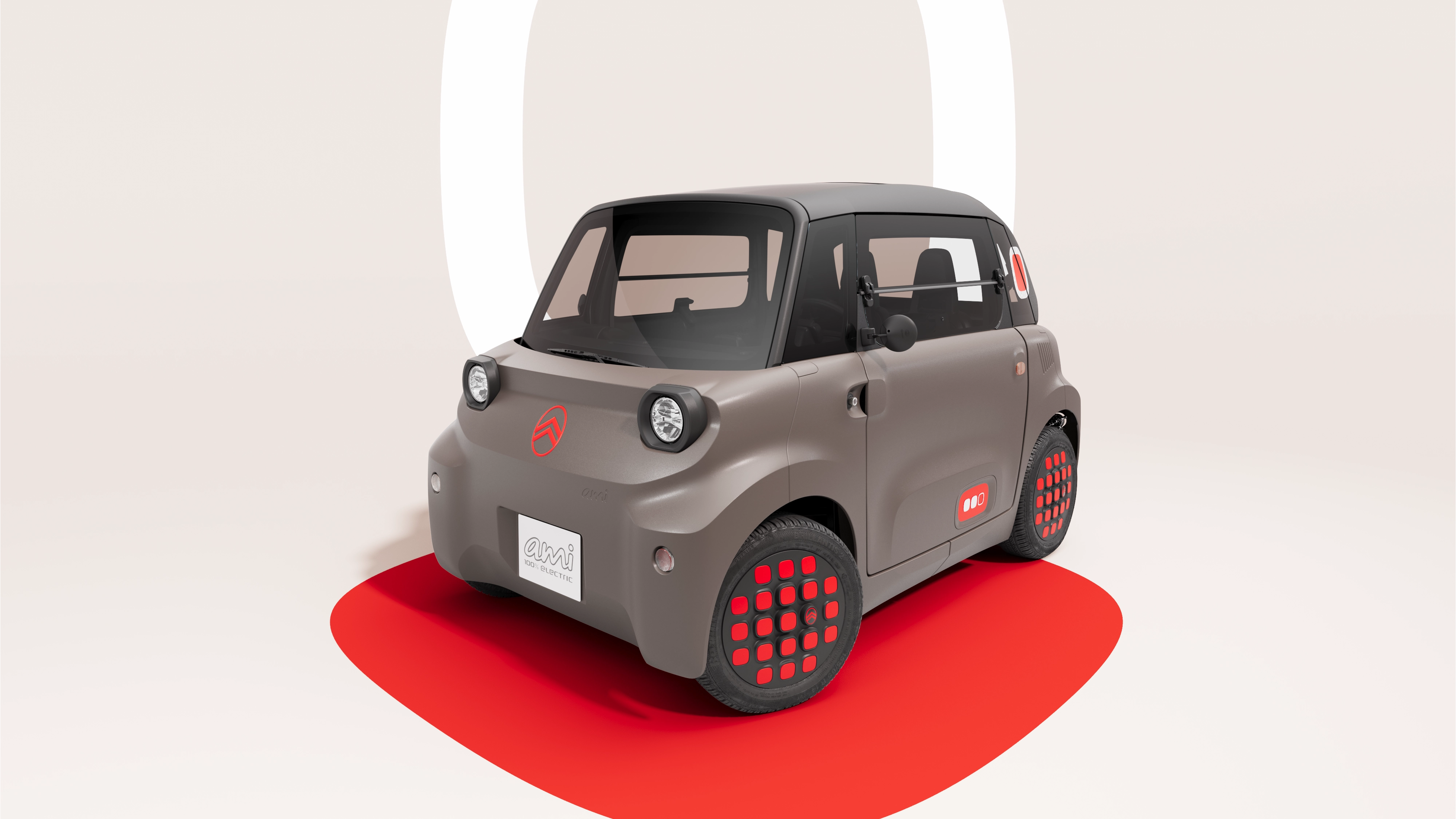 Vue de trois quarts avant : la Citroën Ami met en avant son design électrique compact offrant une conduite urbaine sûre et fiable en toute liberté.
