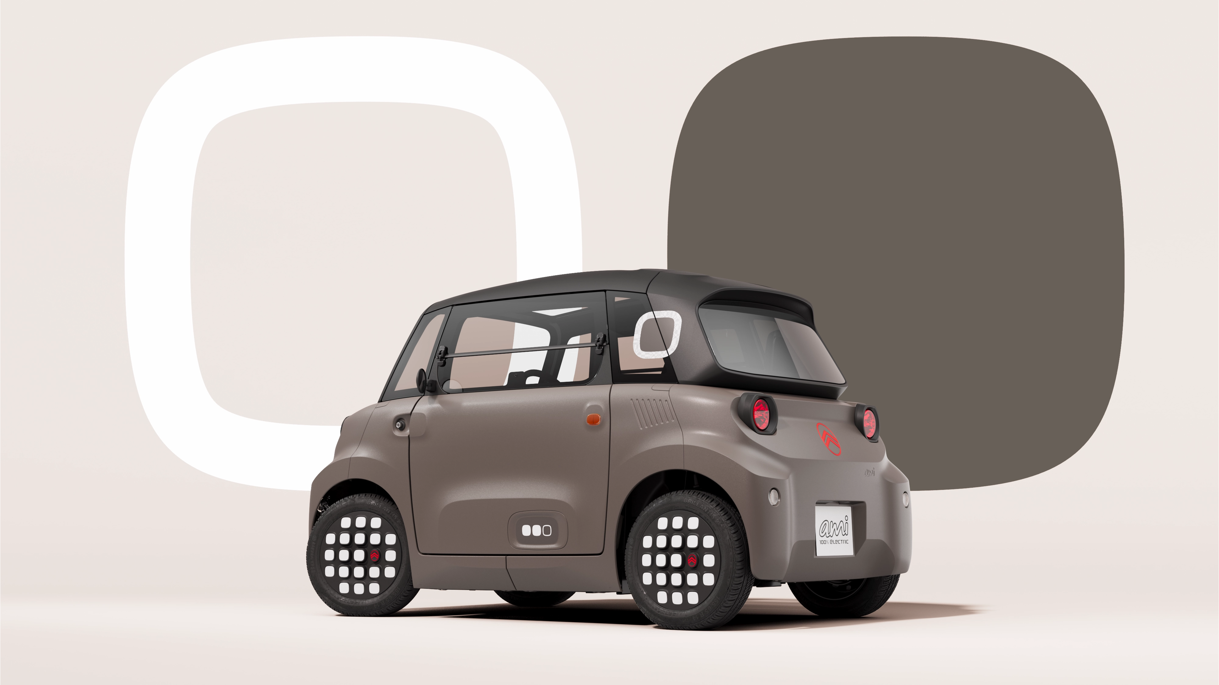 La vue de face de la Citroën Ami dans la rue met en avant son design électrique compact, sûr et fiable, offrant une liberté de conduite urbaine innovante.