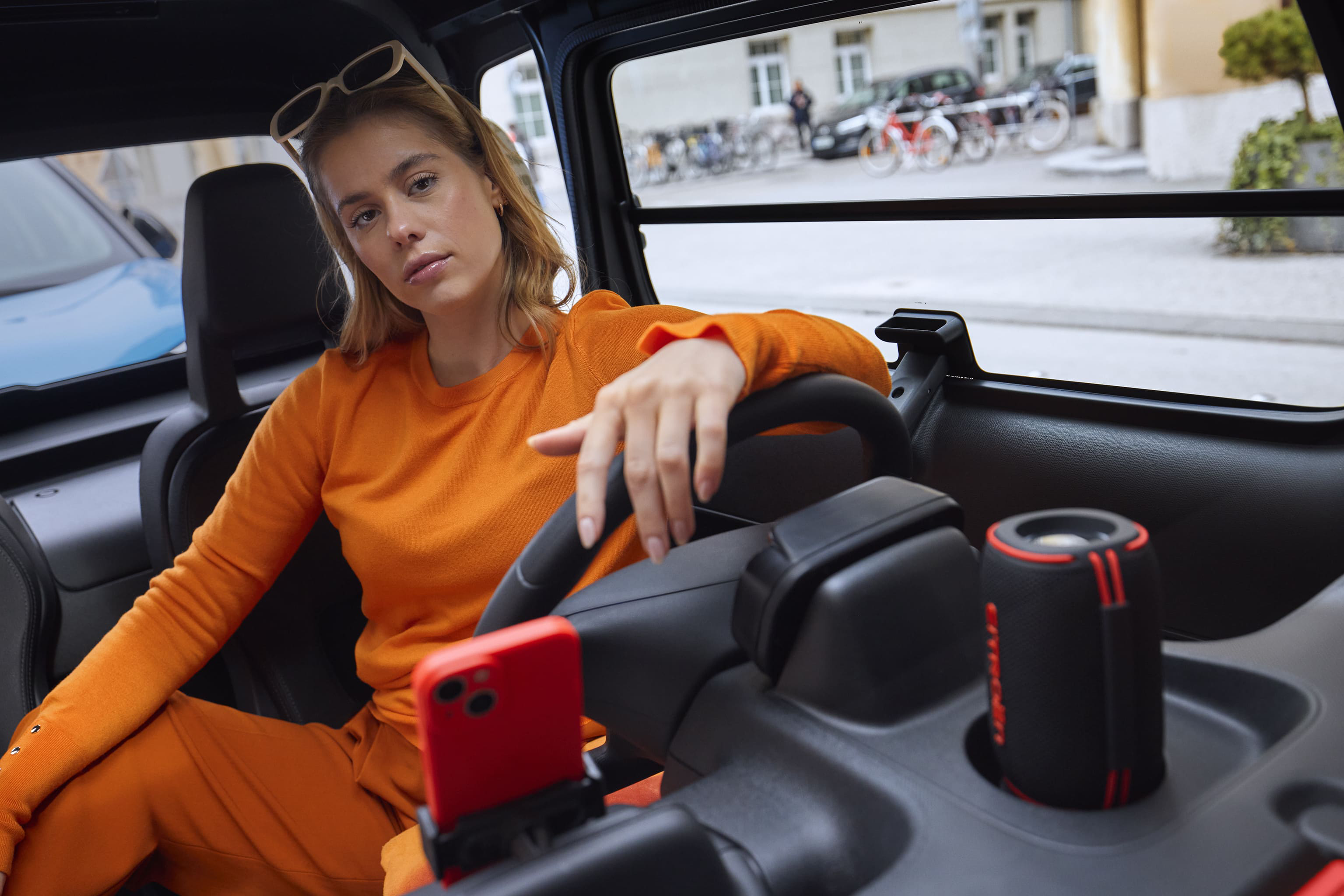 Vue rapprochée de l'intérieur de la Citroën Ami Minty, qui présente un design électrique compact, sûr et fiable, offrant une liberté urbaine innovante.