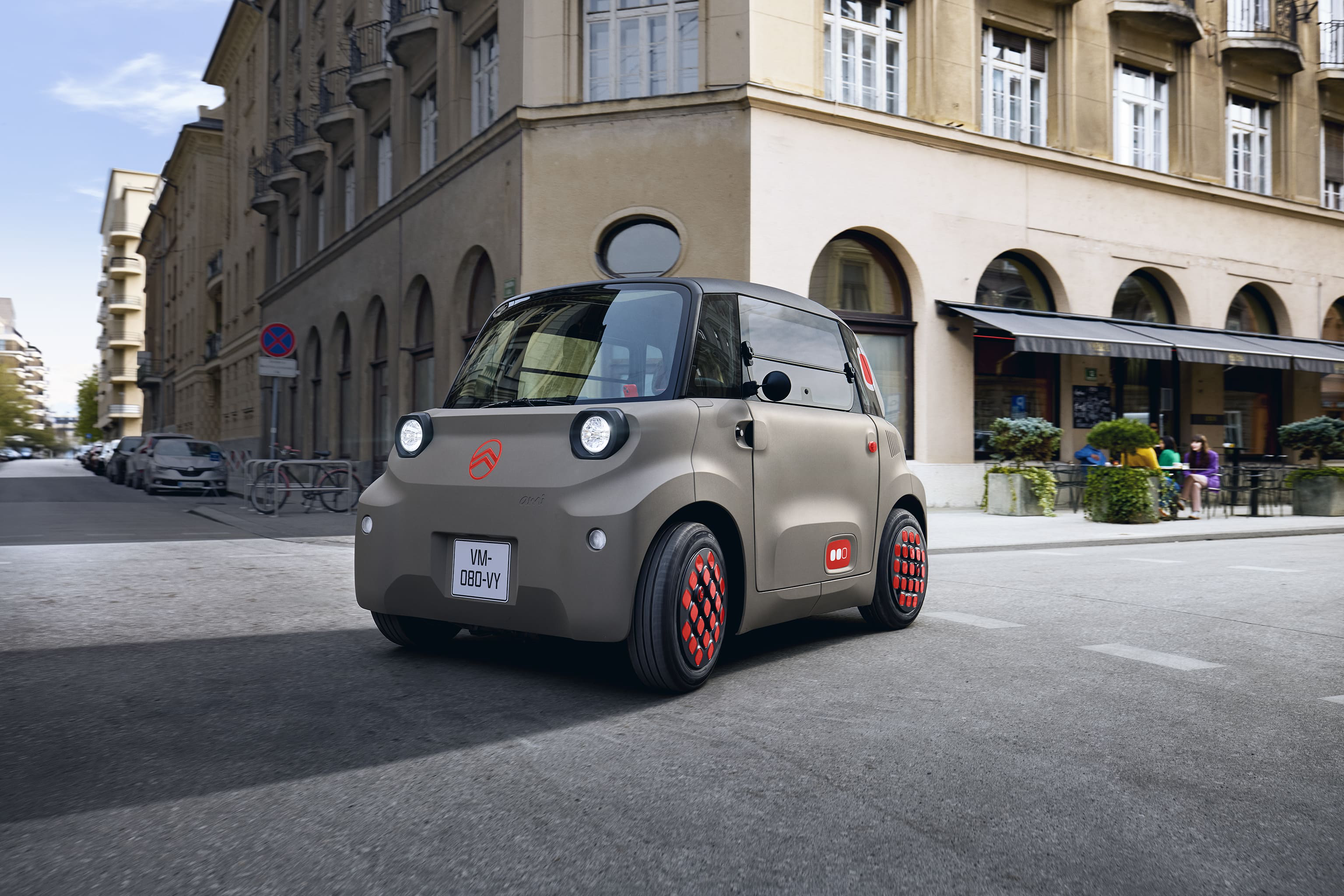 La vue intérieure de la Citroën Ami montre un habitacle électrique compact, sûr et fiable, qui renforce la liberté de conduite urbaine innovante.