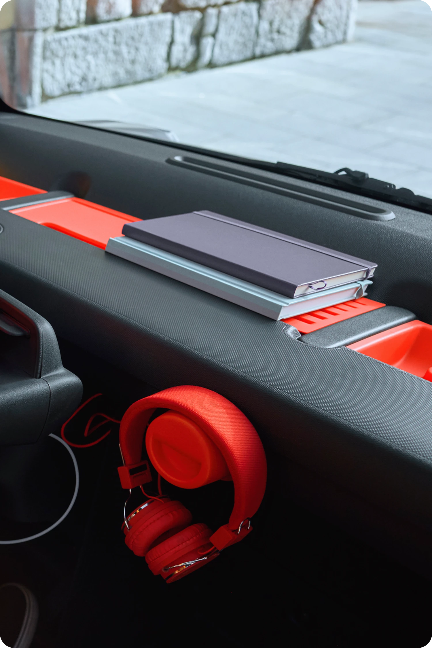 Vue intérieure de la plage Citroën ami présente un habitacle électrique compact, sûr et fiable, offrant une liberté estivale innovante.