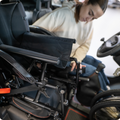 Vue intérieure de l'ami présentant un aménagement pour fauteuil roulant avec une configuration de protection sûre et durable pour une mobilité accessible innovante.