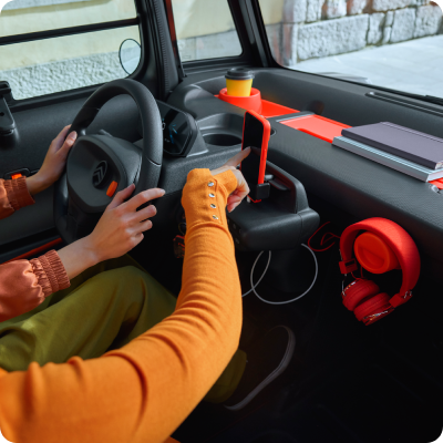 Vue intérieure du cockpit de l'Ami avec un agencement sécurisé et durable, compatible avec des accessoires innovants pour la conduite urbaine connectée.
