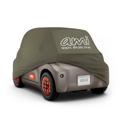 Vue arrière en angle de la voiture Ami sous un auvent, montrant une conception de protection sûre et durable pour un rangement électrique innovant.
