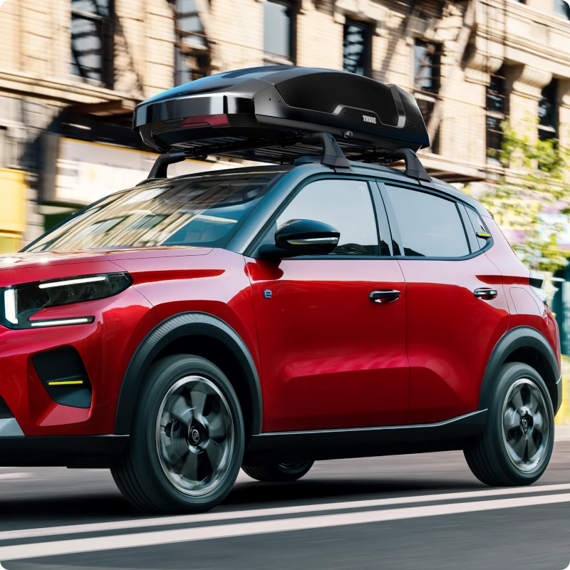 Vue côté d'une Citroën ë-C3 équipée de barres de toit, offrant une plus grande polyvalence de chargement.