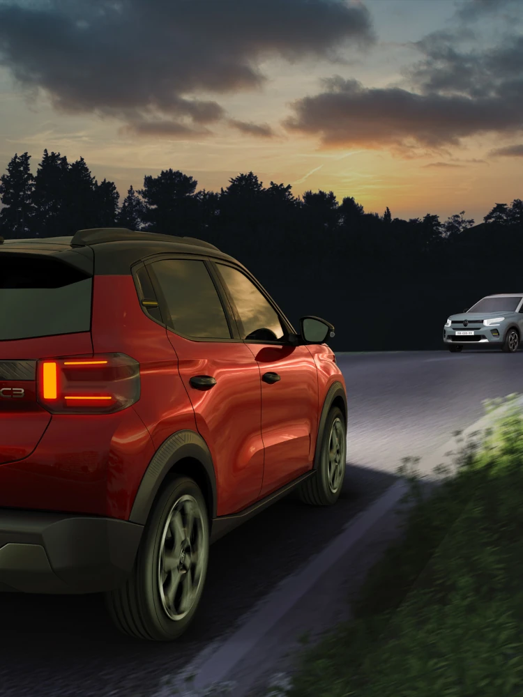 Vue arrière de nuit de Citroën ë-C3 les phares automatiques pour mobilité plus sûre, plus sereine et plus abordable.