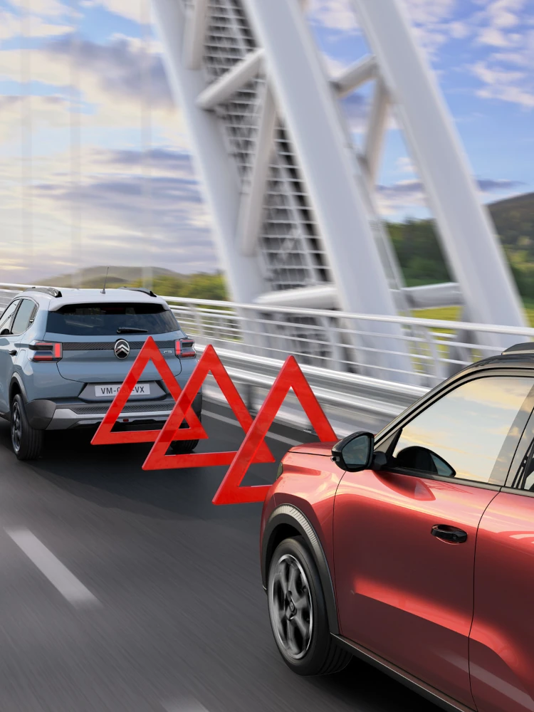 Vue sur autoroute de Citroën ë‑C3, montrant l'alerte de collision avant pour conduite plus sûre, plus sereine, abordable.