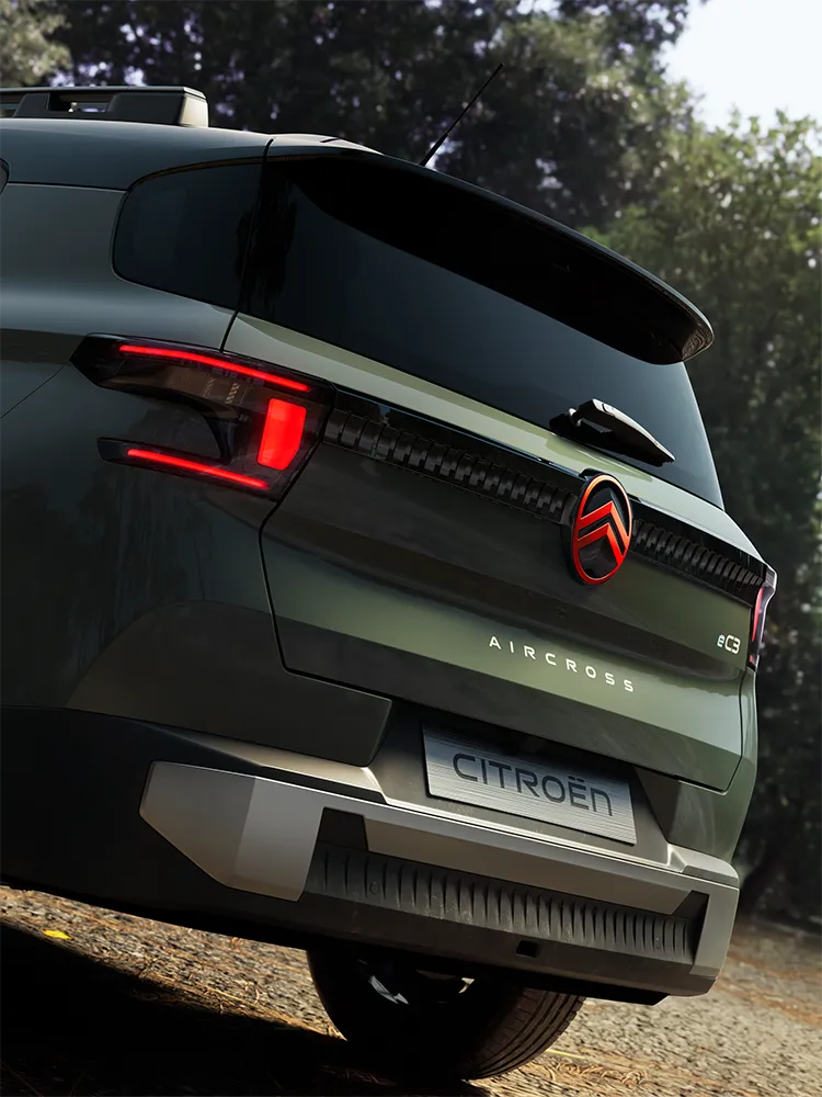 Vue du poste de conduite du Citroën ë-C3 Aircross OUTDOOR, mettant en avant l’affichage tête haute, l’écran tactile d’infodivertissement et la connectivité pensée pour toute la famille.