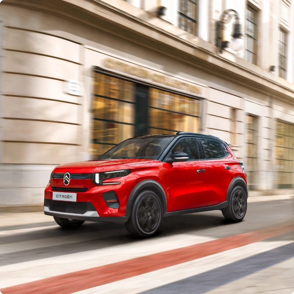 Vue latérale en mouvement de la Citroën C3 Hybrid compacte, mettant en valeur l’efficience de son système hybride électrifié pour une mobilité polyvalente, sereine et accessible.