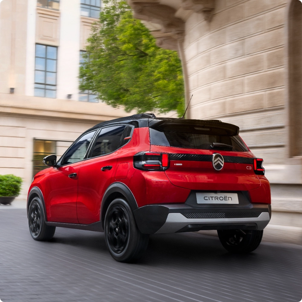 Vue arrière trois-quarts de la Citroën C3 Hybrid compacte, illustrant l’intelligence de sa technologie hybride électrifiée pour une mobilité efficiente, moderne et accessible.