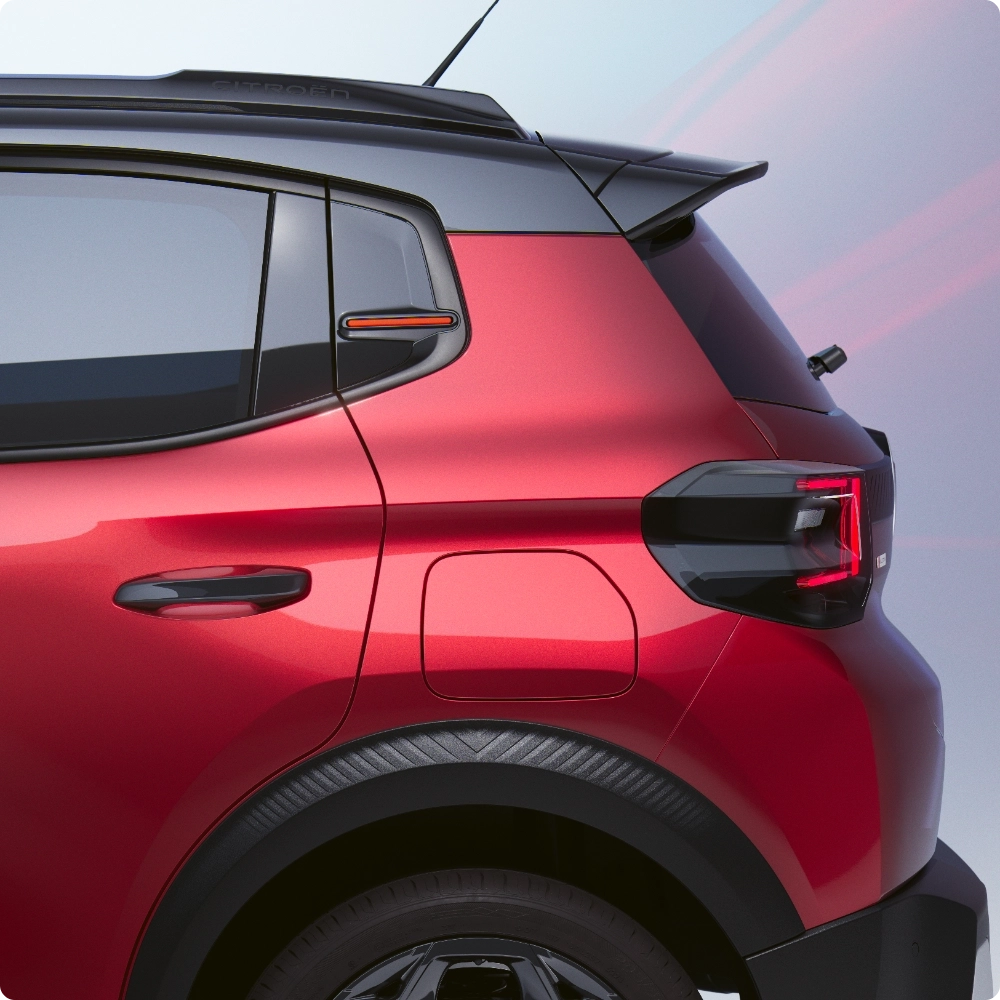 Vue arrière détaillée de la Citroën ë-C3, citadine électrique : feux arrière distinctifs et lignes de design pour un style urbain, une alternative électrique intelligente