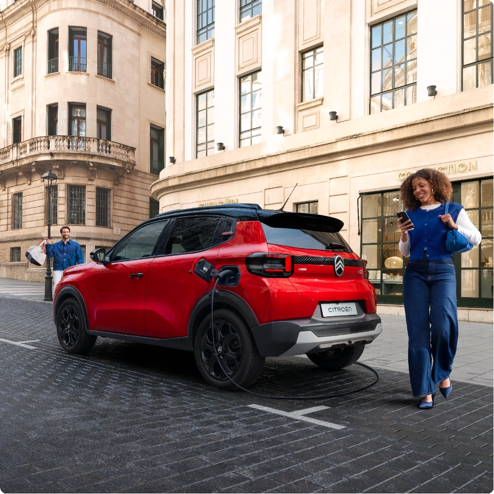 Vue avant de Citroën ë-C3 en conduite, illustrant ses performances agiles en ville pour mobilité sûre, efficace.