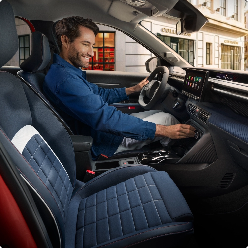Vue intérieure avant de la Citroën ë‑C3 électrique, mettant en valeur son habitacle au design moderne pour une mobilité quotidienne confortable, intuitive et accessible.