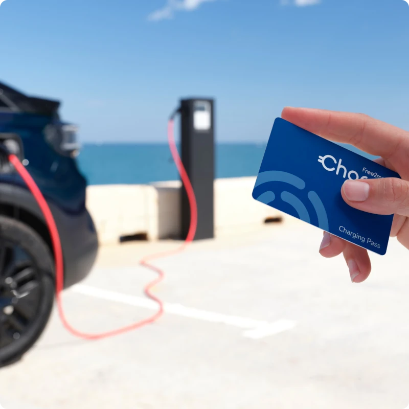 Gros plan sur une carte d’accès à la recharge près d’une borne publique, mettant en avant la facilité d’accès aux réseaux de recharge pour la Citroën ë-C3 Van.