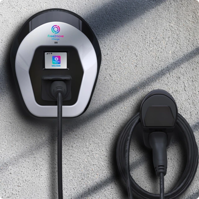 Une borne de recharge domestique murale reliée à un câble de recharge, mettant en avant les solutions de recharge pratiques et efficaces pour la Citroën ë-C3 Van.