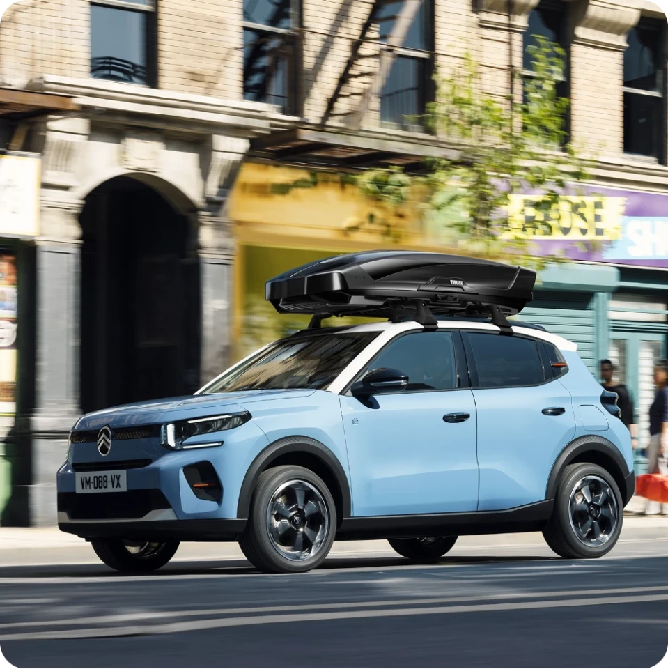 Vue latérale de la Citroën C3 équipée de barres de toit, mettant en valeur une capacité de chargement accrue pour des déplacements quotidiens plus pratiques, flexibles et adaptés aux activités de plein air.