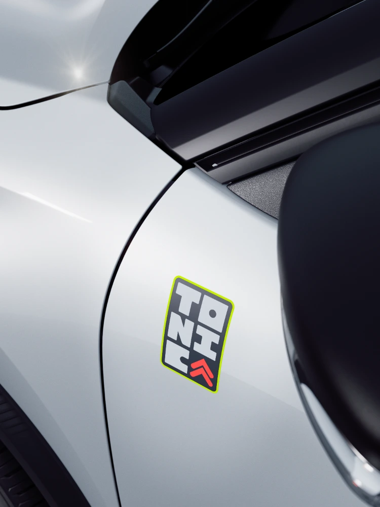Vue de détail avant de ë-C3 TONIC, voiture électrique urbaine en édition limitée, avec sa calandre emblématique et ses inserts colorés, une alternative électrique distinctive