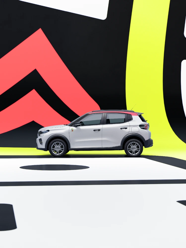 Vue de profil de ë-C3 TONIC, voiture électrique urbaine en édition limitée, conduite en studio, design compact, alternative EV intelligente