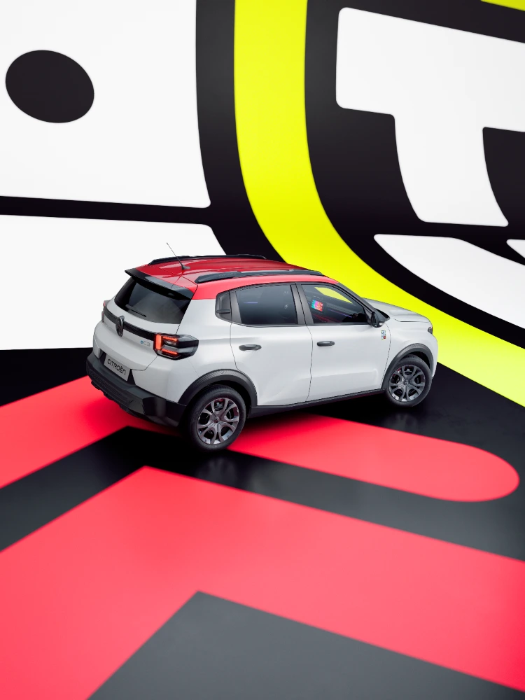 Vue arrière de trois quarts de ë-C3 TONIC, voiture électrique urbaine en édition limitée, design audacieux en studio, alternative EV intelligente
