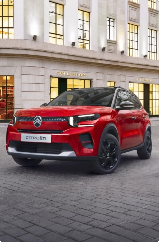 Vue avant trois-quarts en mouvement de la Citroën C3 compacte, mettant en valeur son capot sculpté et sa signature lumineuse moderne pour une mobilité à la fois sereine, efficiente et accessible.