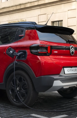 Vue de arrière en trois-quartsdu SUV électrique Citroën ë-C3, mettant en avant un accès facile à la recharge pour une mobilité urbaine quotidienne pratique, efficace et abordable.