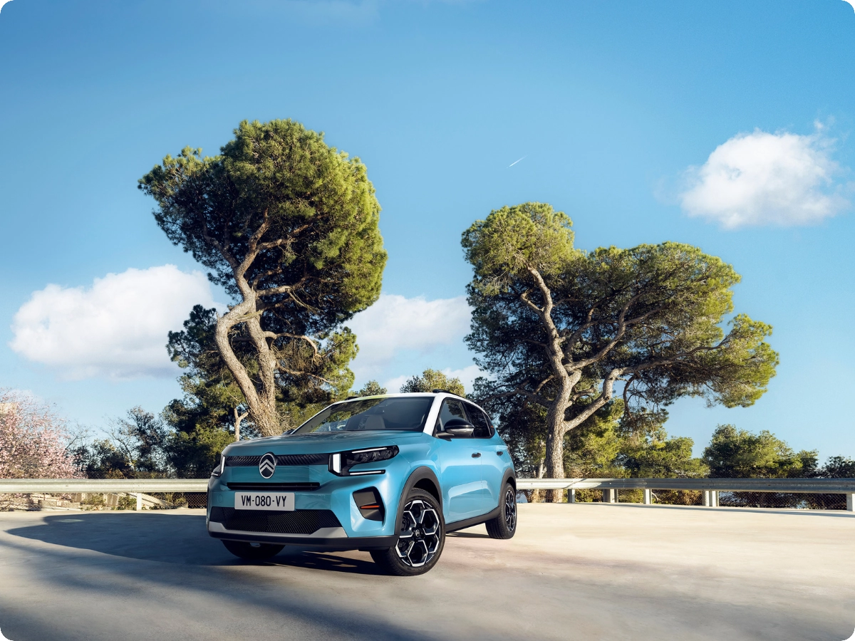 Vue avant trois-quarts en extérieur de la Citroën C3, mettant en valeur son design moderne pour une mobilité urbaine confiante, efficiente et accessible.