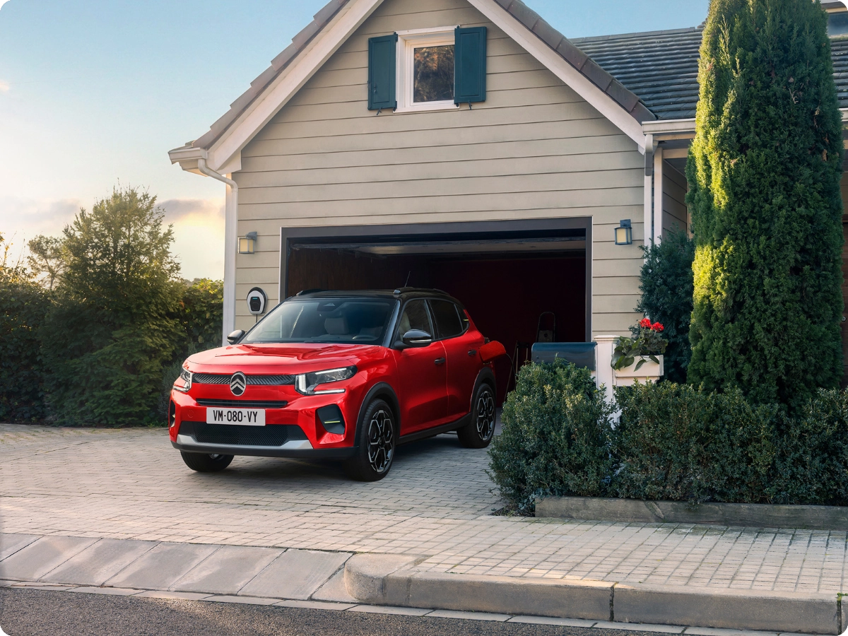 Vue 3/4 avant en extérieur de Citroën ë-C3, son design pour mobilité sûre, efficace, abordable.