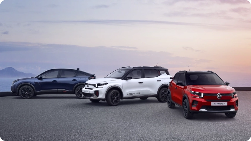 Vue de face aux trois quarts de la C3 COLLECTION avec la C3 Aircross et la C4 COLLECTION, mettant en avant le design, l’efficacité et le choix haut de gamme