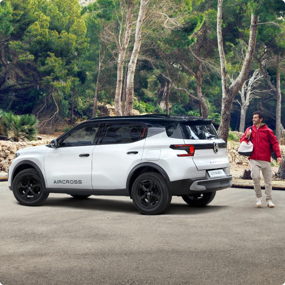 Vue avant trois quarts du SUV électrique Citroën ë‑C3 Aircross mettant en avant son autonomie étendue pour une mobilité sereine, efficace et abordable.