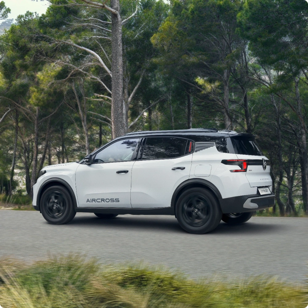 Vue latérale en mouvement du SUV hybride Citroën C3 Aircross, mettant en avant des performances fluides assistées par l’électrique pour une mobilité polyvalente, accessible et pleine d’assurance.