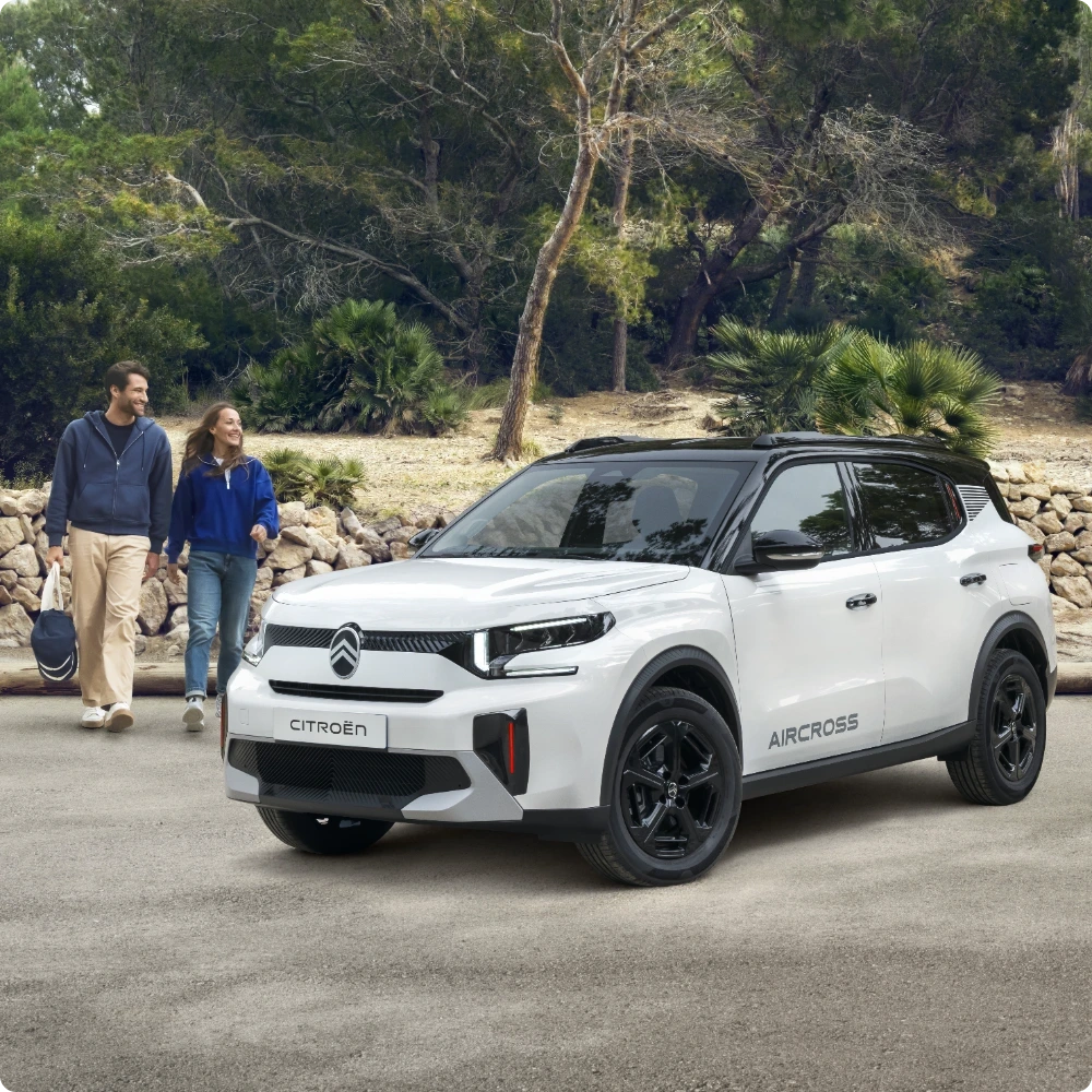 Vue extérieure trois quarts avant du SUV hybride Citroën C3 Aircross, illustrant une conduite électrifiée fluide et sans effort pour une mobilité pratique, accessible et pleine d’assurance.