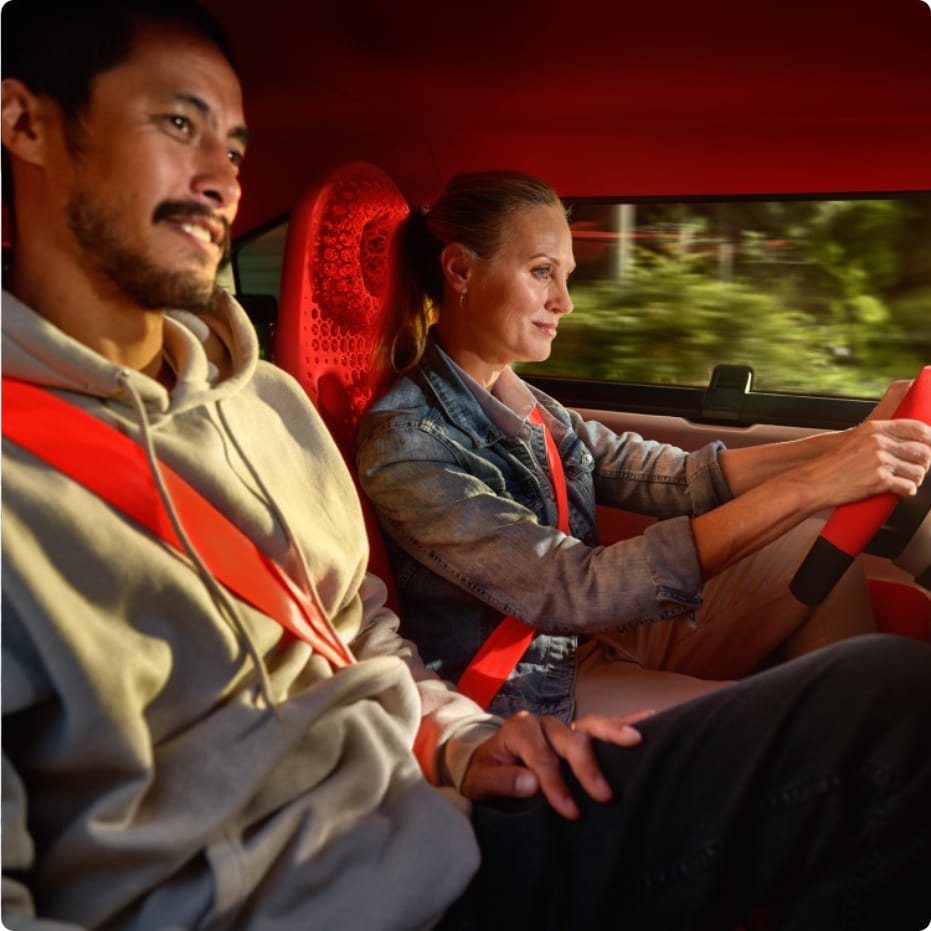 Vue intérieure de l’habitacle Citroën, mettant en valeur l’espace dédié au conducteur et au passager avant pour une expérience de conduite confortable, pratique et conviviale.