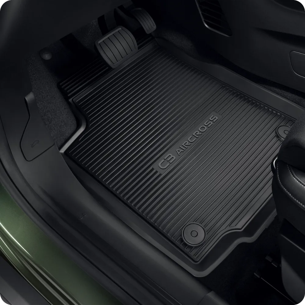 Vue rapprochée de l’intérieur du Citroën C3 Aircross, mettant en avant ses tapis de sol toutes saisons conçus pour offrir une protection durable, pratique et adaptée à un usage quotidien.