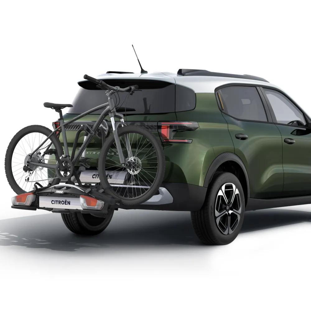 Vue arrière du SUV Citroën C3 Aircross équipé d’un porte-vélos, mettant en avant une solution pratique pour transporter facilement ses vélos et profiter d’une mobilité polyvalente et accessible.