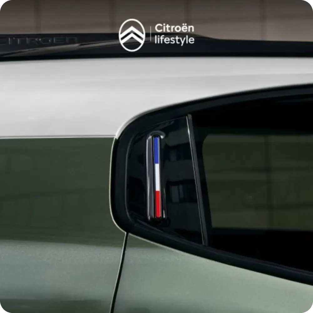 Vue rapprochée de l’extérieur du Citroën C3 Aircross, mettant en avant les Color Clips personnalisables qui permettent d’affirmer son style avec des touches de design expressives, modernes et distinctives.