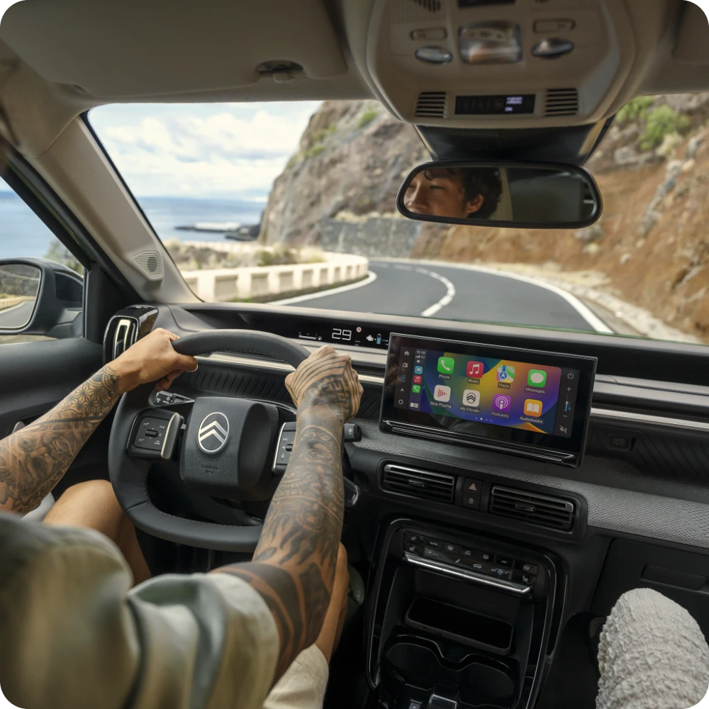 Vue du poste de conduite du Citroën C3 Aircross, illustrant les technologies d’aide à la conduite et de sécurité qui renforcent une conduite quotidienne confortable, sereine et accessible.