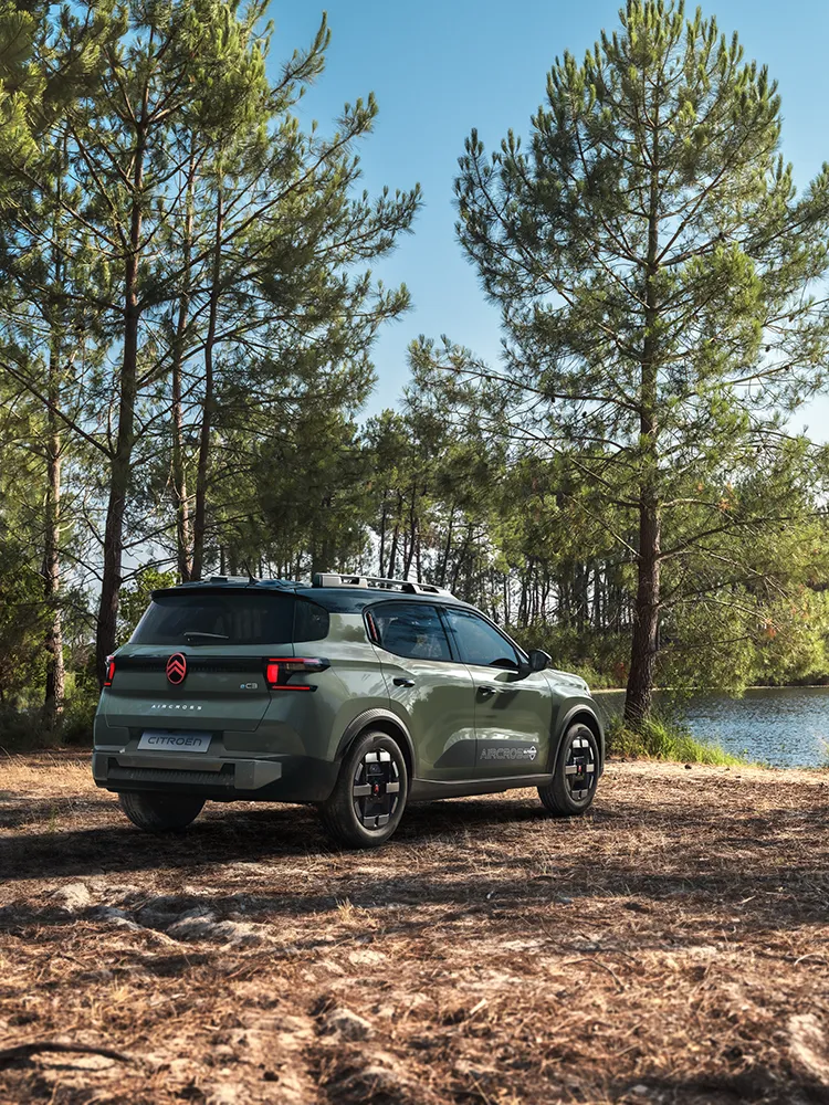 Vue arrière trois quarts du SUV Citroën C3 Aircross OUTDOOR, mettant en valeur sa signature lumineuse LED, le programme Advanced Comfort et son caractère de SUV familial sur une route forestière.