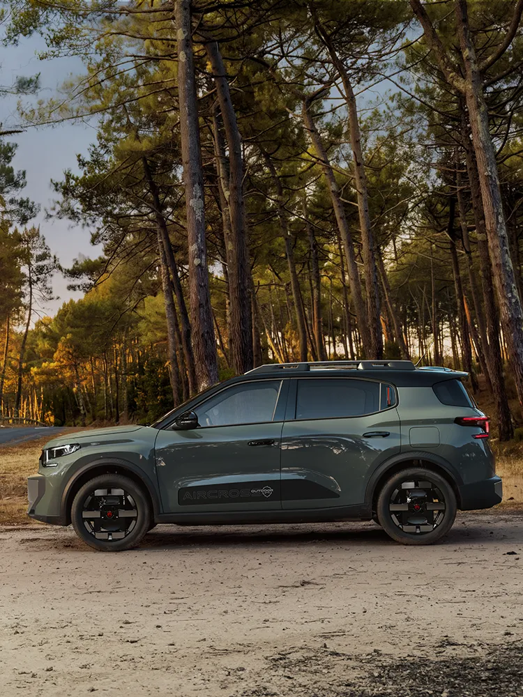 Vue de profil du SUV Citroën ë-C3 Aircross OUTDOOR, mettant en avant le programme Advanced Comfort, la signature lumineuse LED et son design spacieux pensé pour les familles.