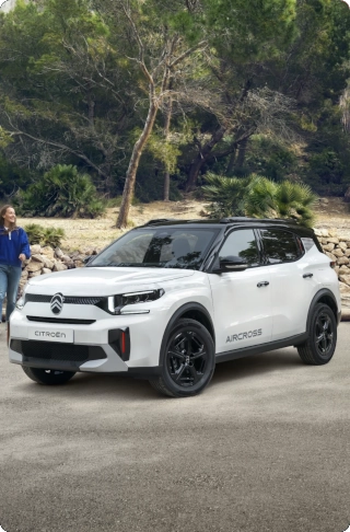 Vue de face du SUV Citroën C3 Aircross, mettant en avant son design crossover affirmé pour une mobilité quotidienne moderne, accessible et pleine d’assurance. 