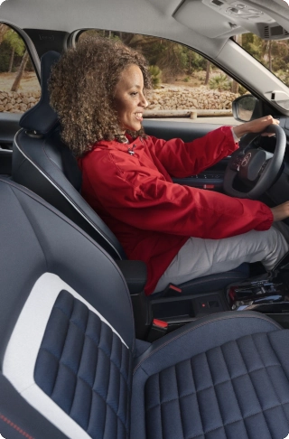 Vue intérieure avant du SUV Citroën C3 Aircross, mettant en avant des sièges confortables pour des trajets longue distance en toute sérénité et une mobilité quotidienne accessible.
