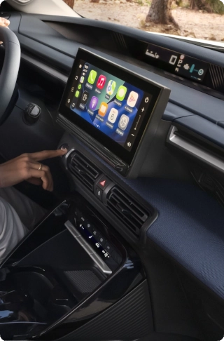 Vue du poste de conduite du SUV Citroën C3 Aircross, mettant en avant son grand écran d’infodivertissement pour une expérience intuitive, connectée et accessible au quotidien.