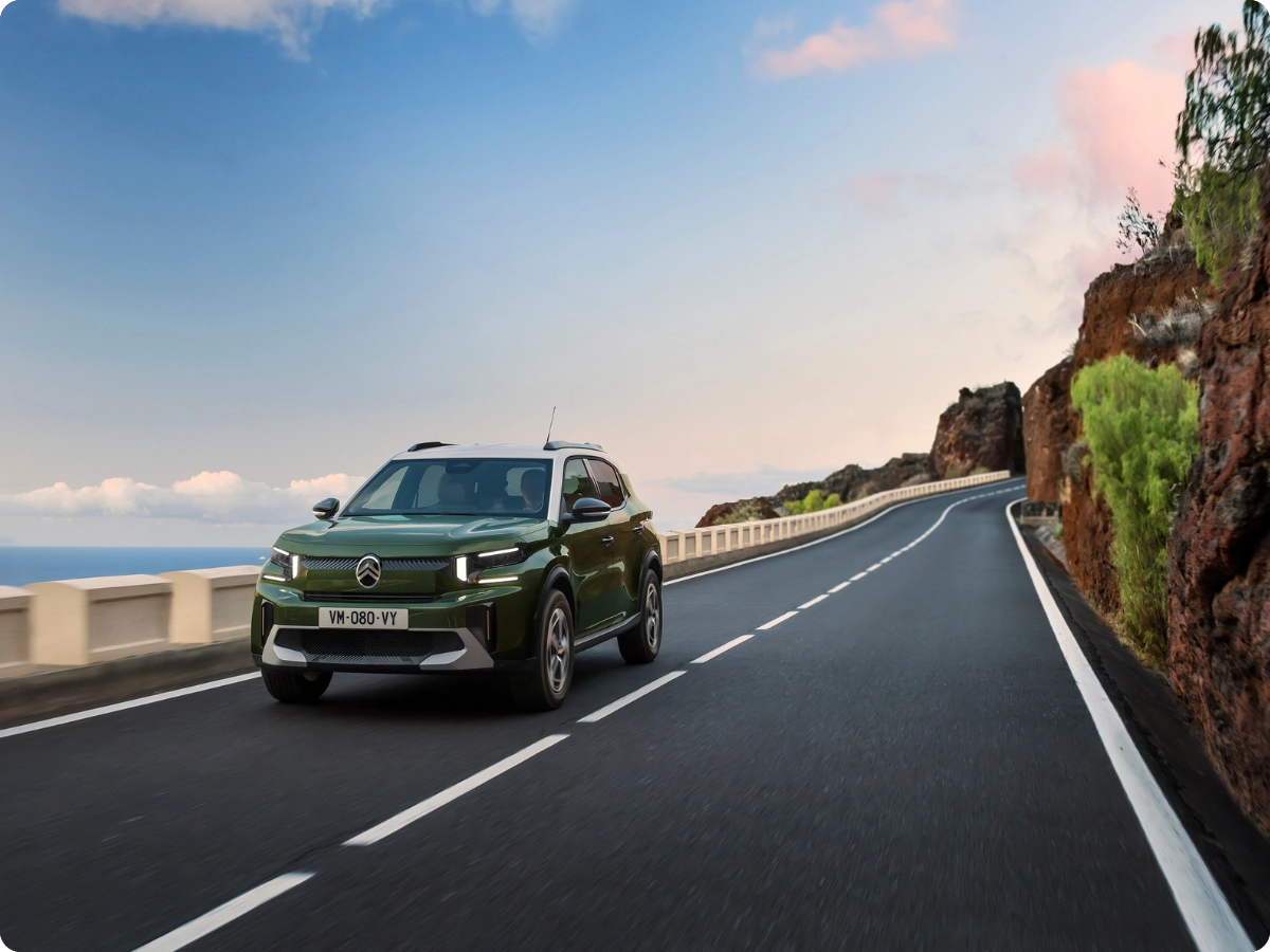 Vue avant en mouvement du SUV Citroën C3 Aircross, mettant en avant sa disponibilité immédiate pour une mobilité accessible, efficiente et pleine d’assurance.