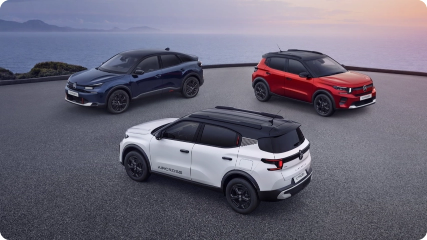 Vue trois quarts des modèles Citroën C3 Aircross COLLECTION, C4 COLLECTION et C3 COLLECTION, mettant en avant leur design distinctif, leur efficience et leur style premium au sein de la gamme Citroën.