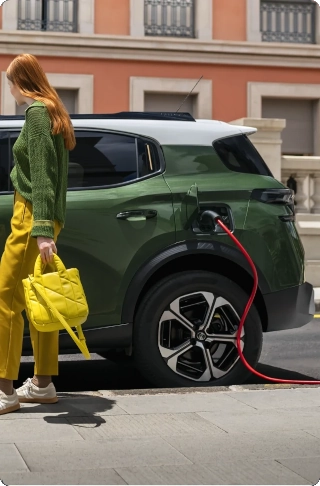 Vue du poste de conduite du SUV Citroën ë-C3 Aircross, mettant en avant son grand écran d’infodivertissement pour une expérience intuitive, connectée et accessible au quotidien.