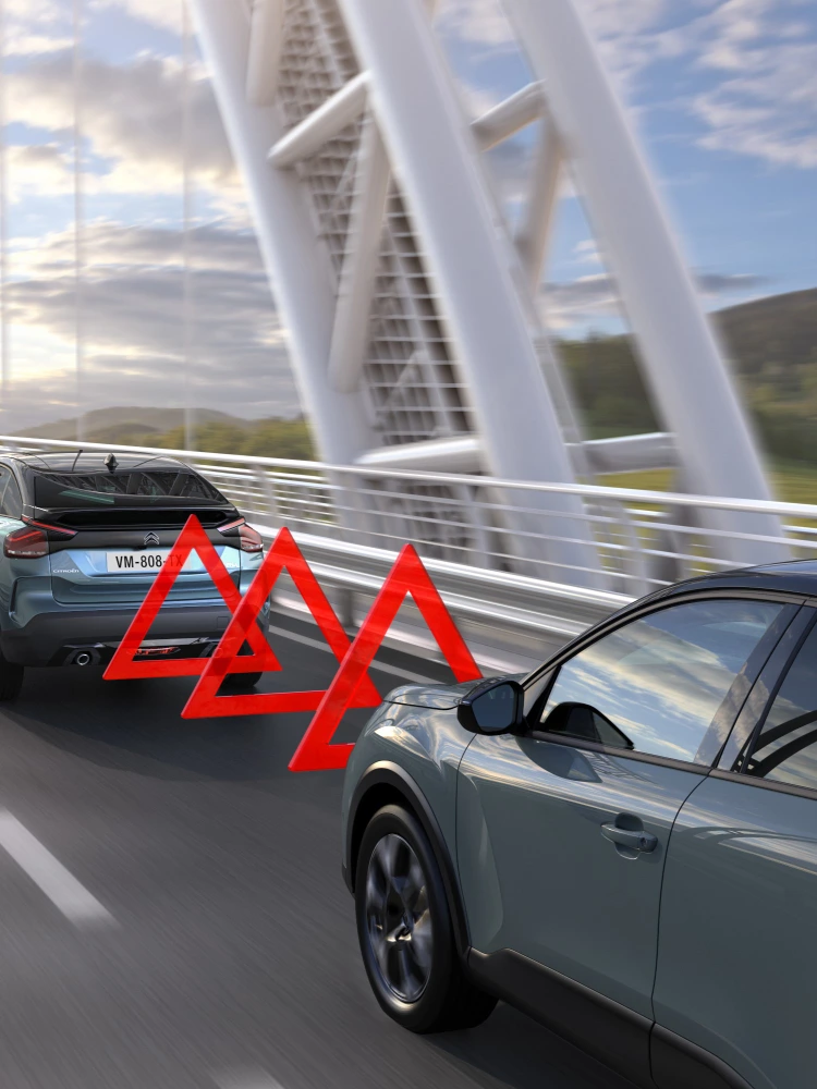 Vue arrière de ë-C4 avec freinage actif, avec alerte collision, sécurité, techno et design conduite sûre.