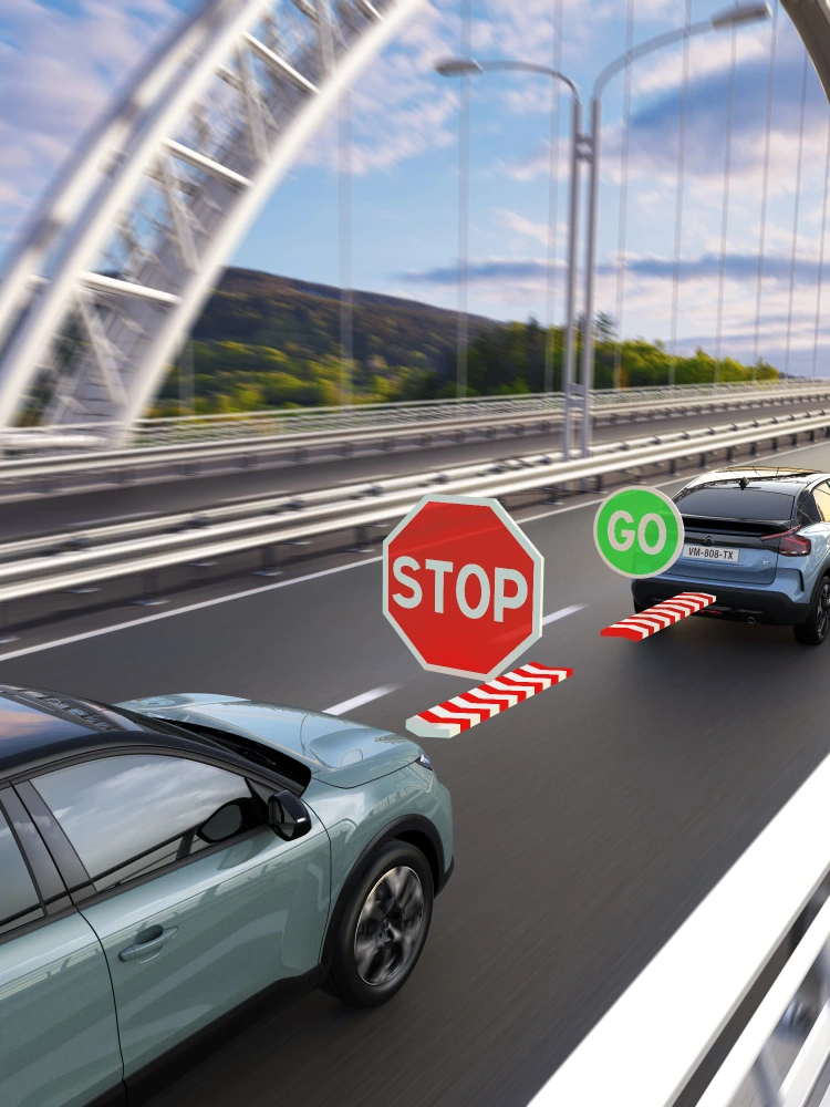 Vue côté de ë-C4 avec régulateur vitesse adaptatif Stop & Go, avec la sécurité, techno et confort conduite premium.
