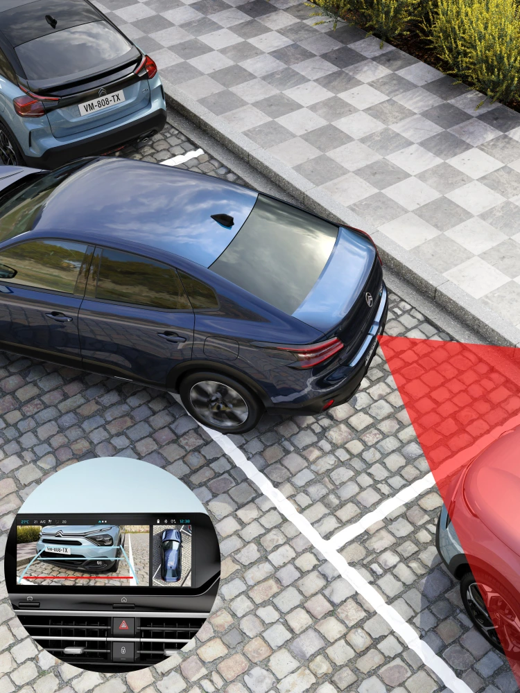 Vue aérienne de la Citroën ë‑C4 X utilisant la caméra arrière à 180° pour faciliter les manœuvres de stationnement