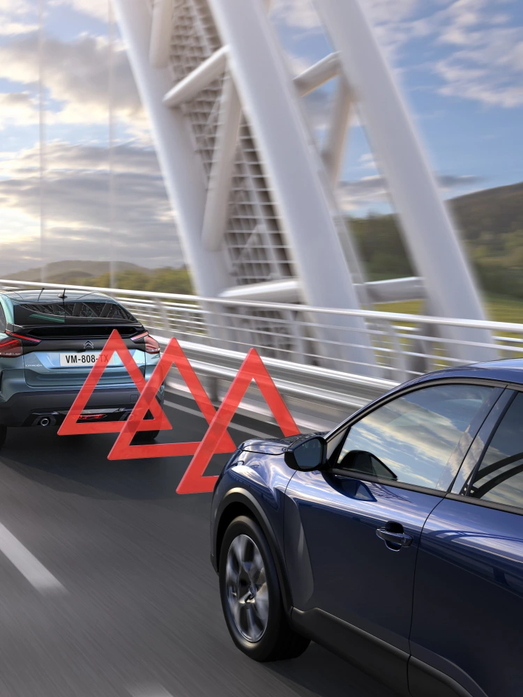 La Citroën ë-C4 X détecte un véhicule devant elle avec l'alerte de collision avant activée pour une conduite plus sûre